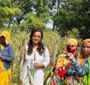 Soniya Jain with women farm workers in the field